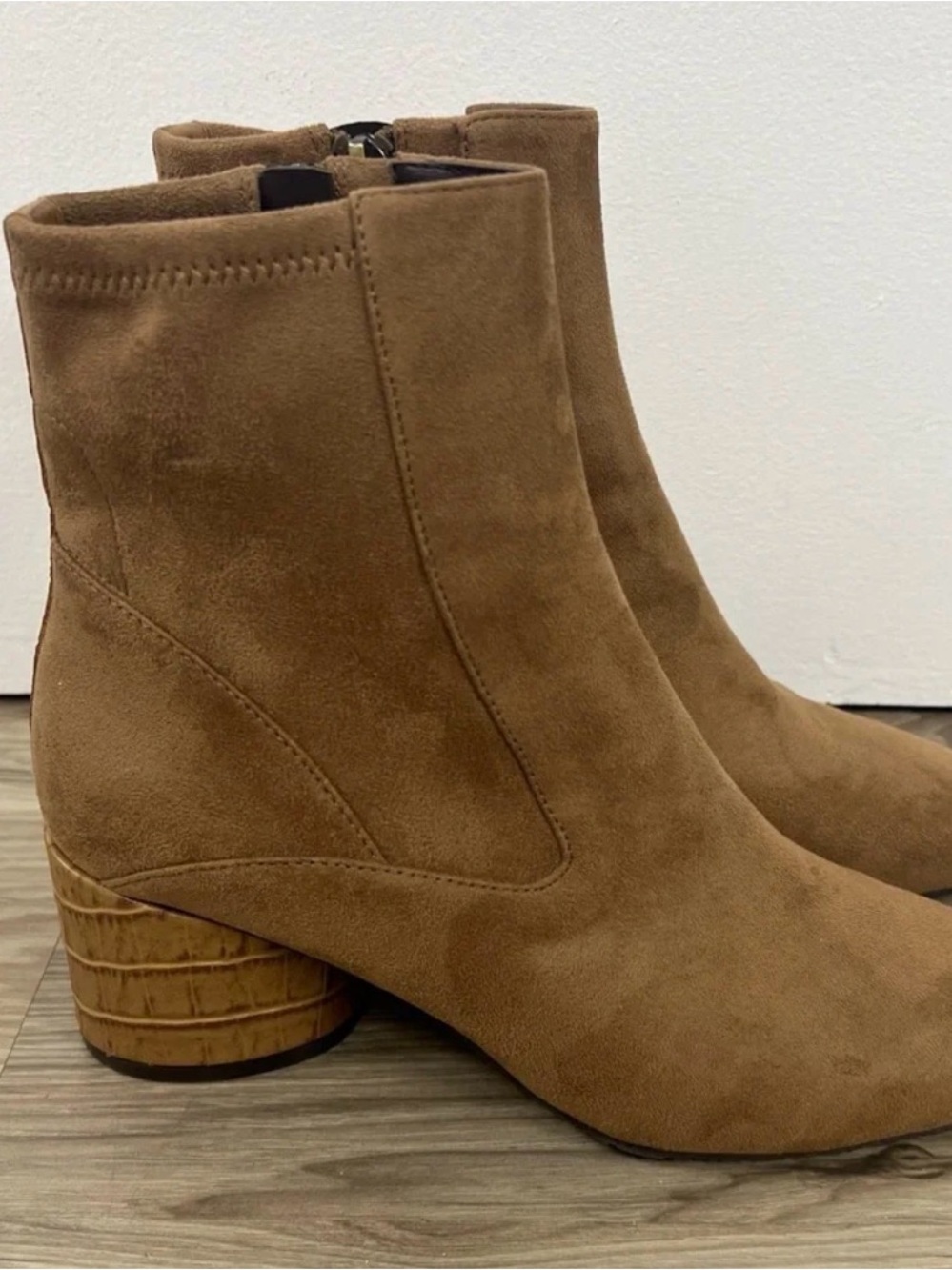 NWOT Donald Pliner Giddy Zip Up Ankle Boots